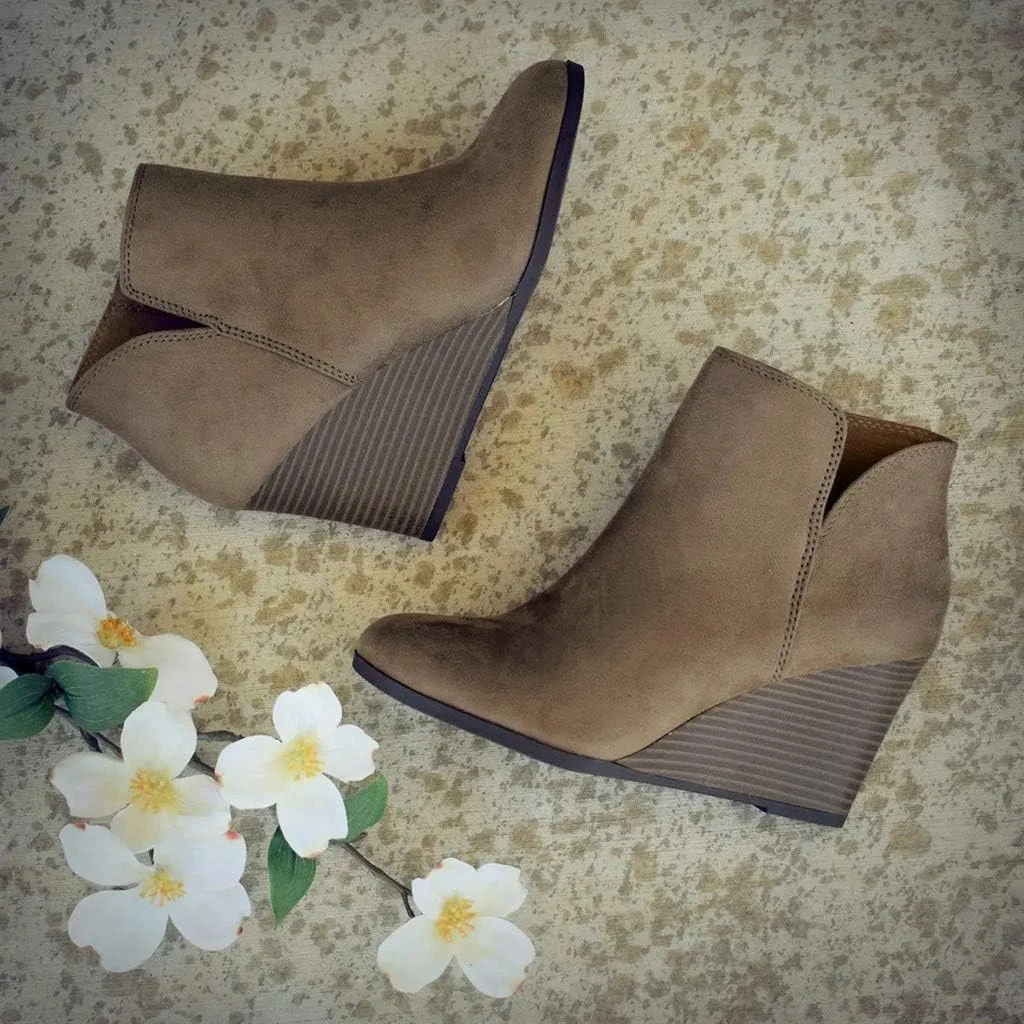 AMDBEL Booties for Women Dressy 2024 Ankle Boots Round Toe Wedge Short Boot Zipper Suede Winter Ladies Walking Shoes