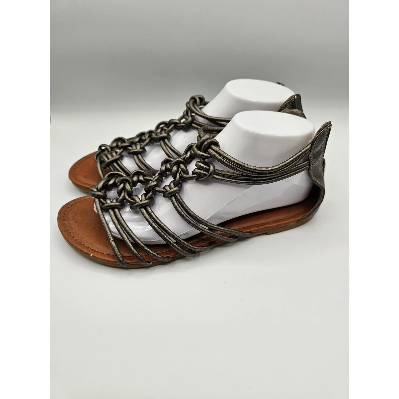 Madden Girl Morghan Womens Sz 8 1/2 Gladiator Style Faux Leather Sandals Silver