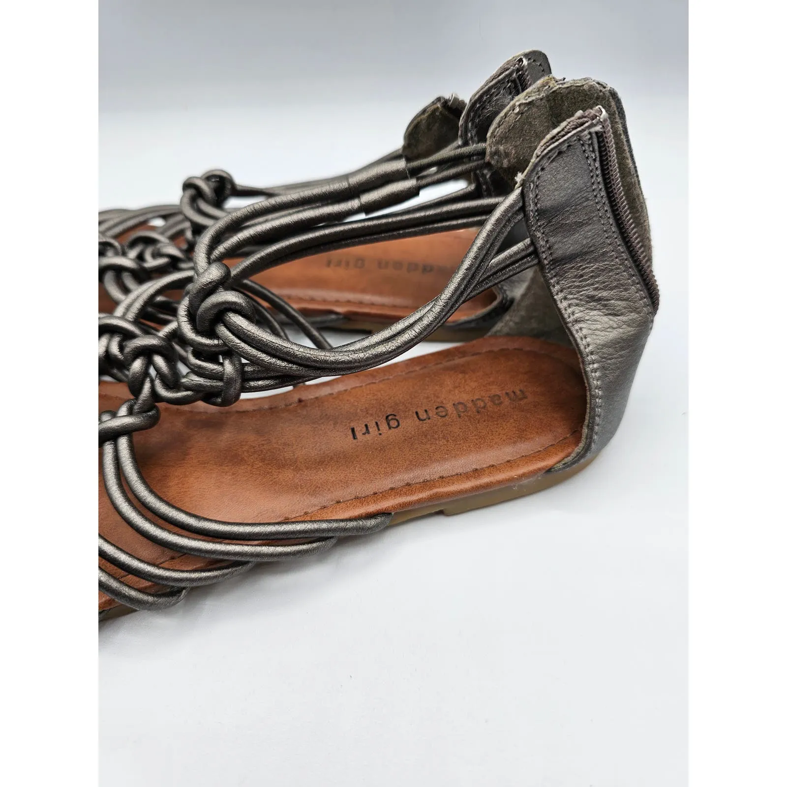 Madden Girl Morghan Womens Sz 8 1/2 Gladiator Style Faux Leather Sandals Silver
