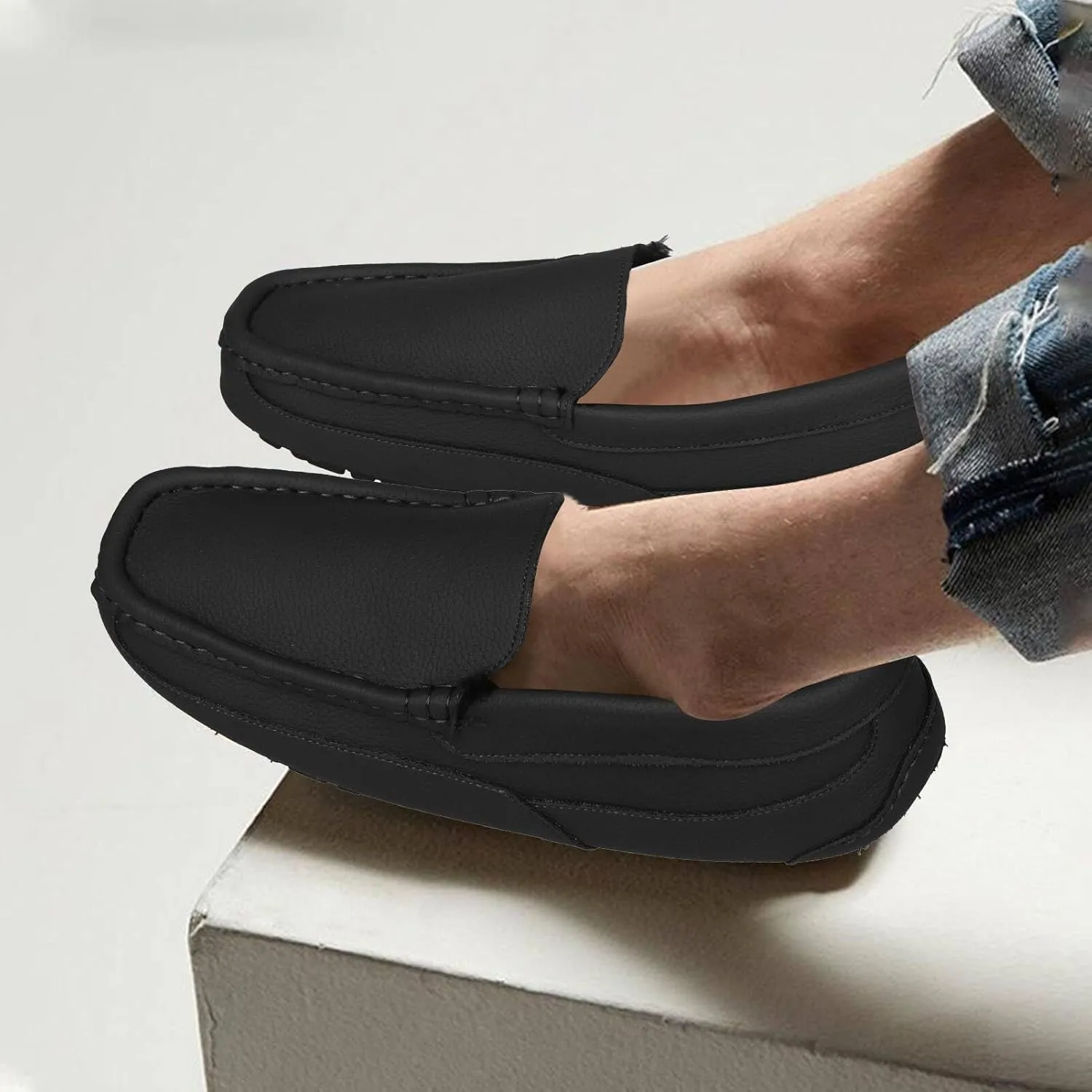 Mens Moccasin Slippers House Slippers for Men Slip-On Mens Loafers Breathable Suede Cozy Fur Lined Loafers for Men for Indoor & Outdoor